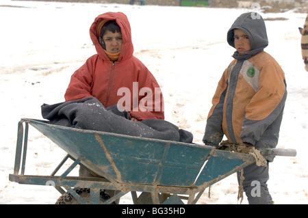 Arme afghanischen Familien erhalten kalte Hilfsgüter um sich in den harten Winter im Norden Afghanistans. Stockfoto