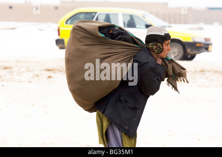 Arme afghanischen Familien erhalten kalte Hilfsgüter um sich in den harten Winter im Norden Afghanistans. Stockfoto