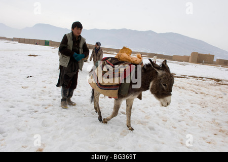 Arme afghanischen Familien erhalten kalte Hilfsgüter um sich in den harten Winter im Norden Afghanistans. Stockfoto