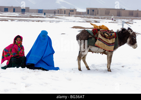 Arme afghanischen Familien erhalten kalte Hilfsgüter um sich in den harten Winter im Norden Afghanistans. Stockfoto