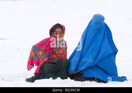 Arme afghanischen Familien erhalten kalte Hilfsgüter um sich in den harten Winter im Norden Afghanistans. Stockfoto