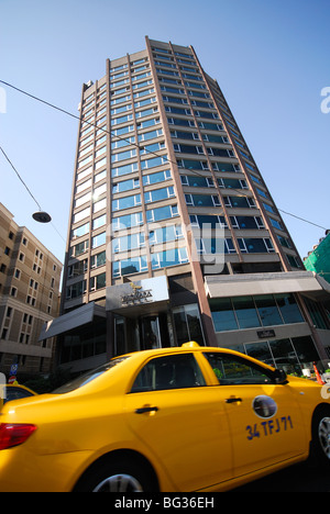 ISTANBUL, TÜRKEI. Ein Taxi, das Marmara Pera Hotel im Stadtteil Beyoglu der Stadt vorbei. 2009. Stockfoto