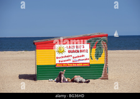 Sonnenanbeter entspannen am Strand, Great Yarmouth, Norfolk, Großbritannien. Stockfoto