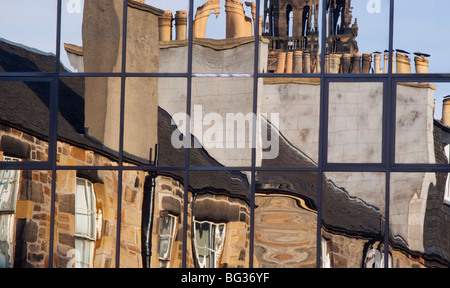 Schottland, Edinburgh, Edinburgh City. Traditionelle Gebäude spiegelt sich in den Fenstern der modernen Architektur. Stockfoto