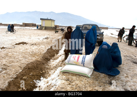 Arme afghanischen Familien erhalten kalte Hilfsgüter um sich in den harten Winter im Norden Afghanistans. Stockfoto