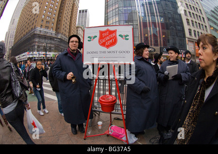 Heilsarmee Glöckner im Herald Square in New York außerhalb am schwarzen Freitag, der Tag nach Thanksgiving Macys Stockfoto