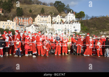 Llandudno Wales UK Dezember Teilnehmer der jährlichen Santa run für Nächstenliebe Futter bis auf die promenade Geld für gute Zwecke Stockfoto