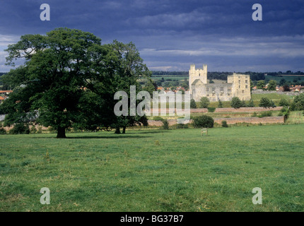 Gesamtansicht der Helmsley Castle Yorkshire in England UK englische mittelalterliche Burgen Landschaft Ansicht Ansichten Gewitterwolken Wolke einstellen Stockfoto