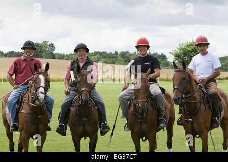 Vier Polo Bräutigam Line-up während eines Spiels Cowdray Park, West Sussex, England. Stockfoto