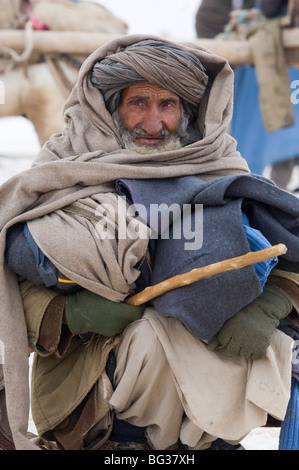 Arme afghanischen Familien erhalten kalte Hilfsgüter um sich in den harten Winter im Norden Afghanistans. Stockfoto