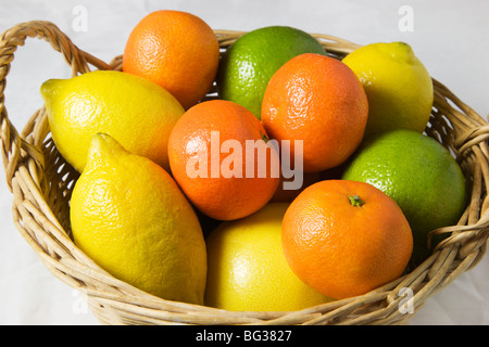 Gemischte Zitrusfrüchte in einem Korb Stockfoto