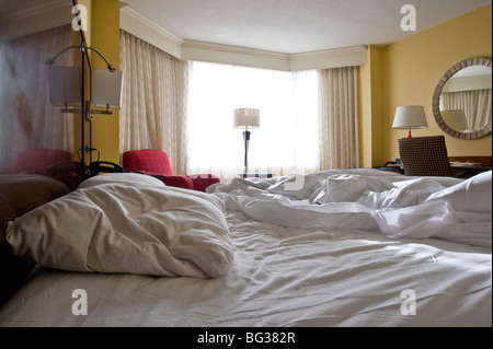 Schlief In unordentlichen Bett im Hotelzimmer, Washington DC, USA Stockfoto