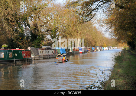 Fluss Wey Navigation mit Kanuten Surrey England Stockfoto