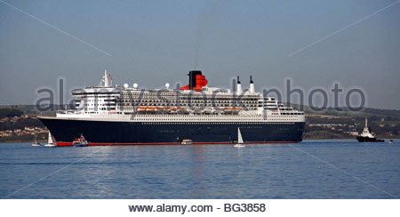 Queen Mary 2 verankert auf dem Fluss Forth, Schottland Stockfoto