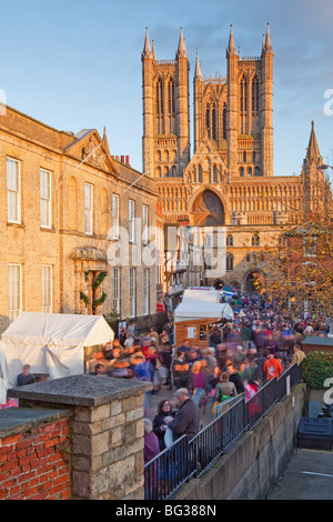 Genießen Sie den Weihnachtsmarkt in Lincoln von Lincoln Kathedrale übersehen Massen Stockfoto