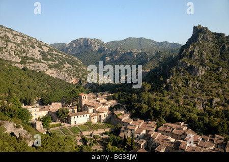Luftaufnahme oder Panorama des Dorfes und der Abteikirche Saint-Guilhem-le-Désert in der Verdus-Schlucht, Hérault, Languedoc Roussillon, Frankreich Stockfoto