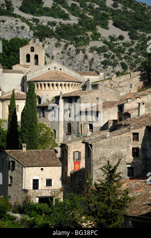 Blick auf das Dorf und die Abteikirche Saint-Guilhem-le-Desert, Hérault, Languedoc Roussillon, Frankreich Stockfoto