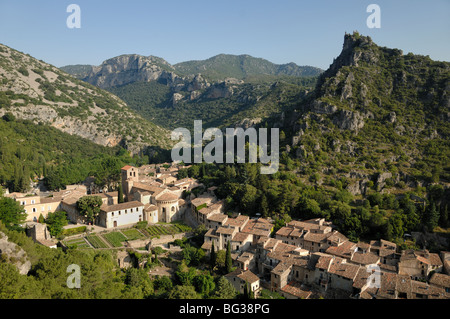 Luftaufnahme oder Panorama des Dorfes und der Abteikirche Saint-Guilhem-le-Désert in der Verdus-Schlucht, Hérault, Languedoc Roussillon, Frankreich Stockfoto