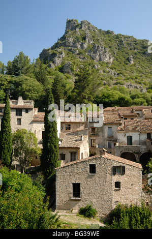 Blick auf die Steindörfer oder alten Häuser in Saint Guilhem le Désert, in der Schlucht Verdus, Hérault, Languedoc Roussillon, Frankreich Stockfoto