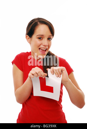 Junges Mädchen Fahrschüler zerreißen einer l-Platte Stockfoto