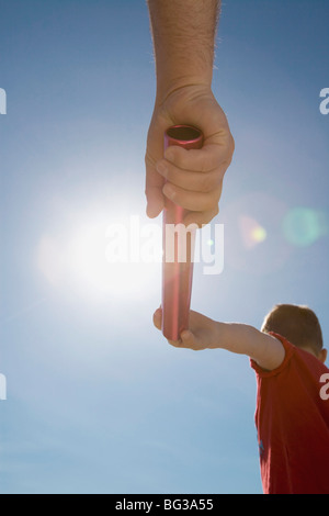 Übergabe einer Leitung an seinen Sohn Vater Stockfoto