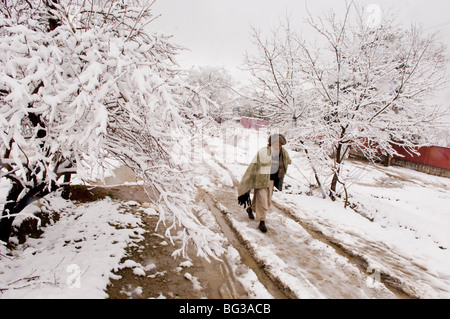 Alten afghanischen Spaziergänge durch überdachte Snowpark in Maimana, Provinz Faryab, Afghanistan Stockfoto