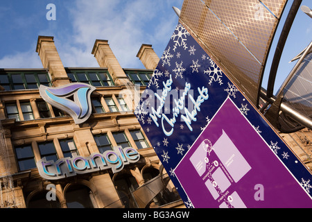 Großbritannien, England, Manchester, Cathedral Street, Weihnachtsmärkte Werbeschild außerhalb des Dreiecks Stockfoto