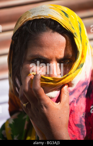 Verschleierte Frau in Indien Pushkar Stockfoto