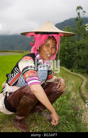 Frau Hanj Minderheit im Reihenhaus Reis Felder, Yuanyang, Yunnan Provinz, China, Asien Stockfoto