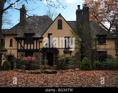 Schönes großes Haus im Herbst Stockfoto