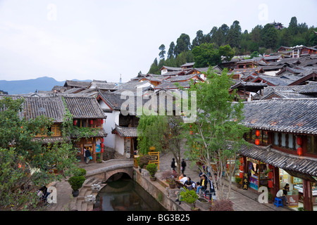 Naxi Minderheit Frauen tanzen in Sifang Square, Old Town, Lijiang, UNESCO-Weltkulturerbe, Provinz Yunnan, China, Asien Stockfoto