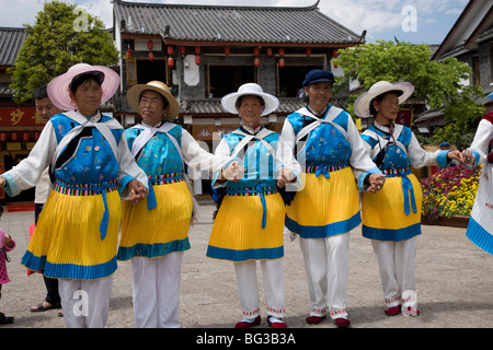 Naxi Minderheit Frauen tanzen in Sifang Square, The Old Town, Lijiang, UNESCO-Weltkulturerbe, Provinz Yunnan, China, Asien Stockfoto