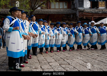 Naxi Minderheit Frauen tanzen in Sifang Square, The Old Town, Lijiang, UNESCO-Weltkulturerbe, Provinz Yunnan, China, Asien Stockfoto