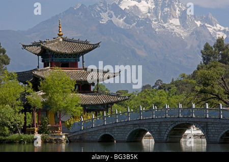 Black Dragon Pool Park, Tempel und Brücke, mit Jade Dragon Snow Mountain in Hintergrund, Lijiang, Yunnan Provinz, China, Asien Stockfoto