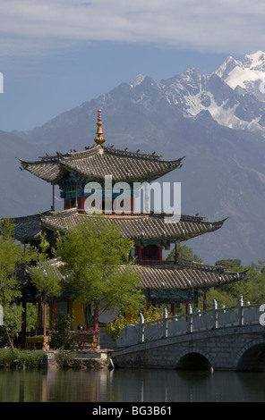 Black Dragon Pool Park, Tempel und Brücke, mit Jade Dragon Snow Mountain in Hintergrund, Lijiang, Yunnan Provinz, China, Asien Stockfoto