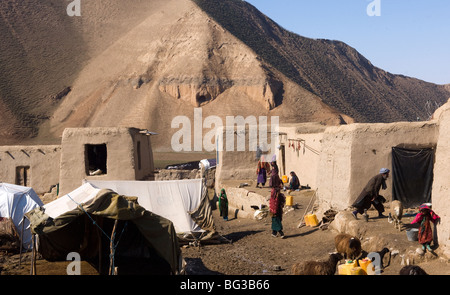 Traditionelle afghanische Dorf in den Bergen in der Nähe von Turkmenistan Grenze in der Provinz Faryab, Afghanistan Stockfoto