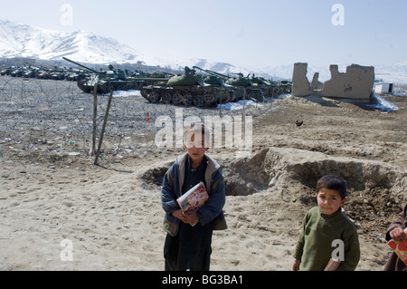 Afghanischen jungen in der Nähe von alten Panzer russischer T72 in Stadt Kabul, Afghanistan. Stockfoto