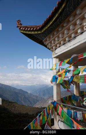 Buddhistische Stupa und Gebet Fahnen, Deqin, namens Shangri-La, in der Nähe der tibetischen Grenze, Shangri-La Region, Provinz Yunnan, China Stockfoto