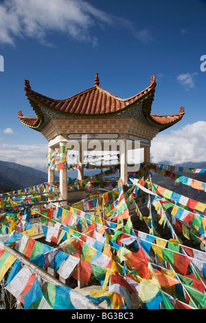 Buddhistische Stupa, Deqin, namens Shangri-La, an der tibetischen Grenze, Shangri-La Region, Provinz Yunnan, China, Asien Stockfoto