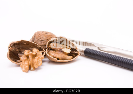 Nuss geknackt Öffnen mit Nussknacker auf weißen Hintergrund isoliert. Stockfoto