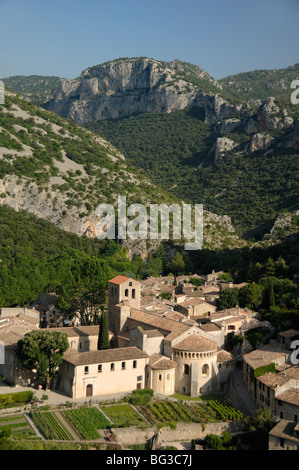 Luftaufnahme oder Panoramablick über die Abteikirche Saint-Guilhem-le-Désert und das Dorf in der Verdus-Schlucht, Hérault, Languedoc Roussillon, Südfrankreich Stockfoto