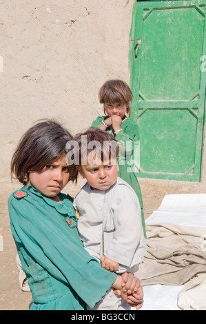 Afghanische Kinder in einem armen Dorf in den Bergen in der Nähe von Turkmenistan in Provinz Faryab, Afghanistan Stockfoto