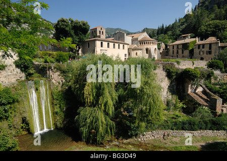 Wasserfall oder Kaskade am Fluss Verdus, Abteikirche der Abtei Gelhone & Dorf Saint-Guilhem-le-Désert, Hérault, Languedoc Roussillon, Frankreich Stockfoto