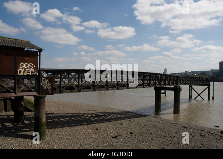 Verlassener Bahnhof Schuppen mit Gleisen in den Fluss North Woolwich London UK Stockfoto