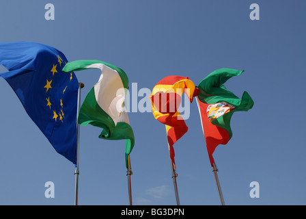 Flaggen auf den Torre De La Vela, die Alcazaba, die Alhambra, Granada, Andalusien, Spanien Stockfoto