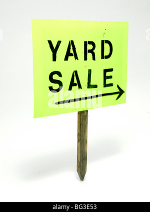 Yard Sale Schild mit einem Pfeil auf einem hölzernen Pfosten Stockfoto