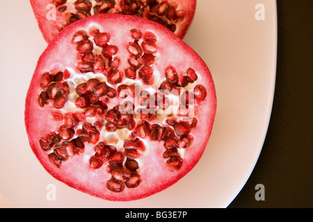 Granatapfel frisch geschnitten Stockfoto