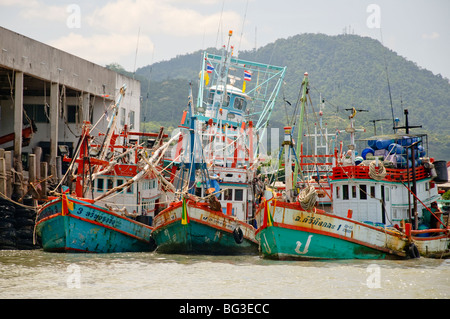 Angelboote/Fischerboote am Hafen im Golf von Thailand, Ban Phe, Thailand Stockfoto