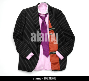 Herren Anzug - rosa Hemd, lila Krawatte und schwarzen Stift entfernt schwarze Jacke. Stockfoto