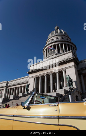 Altes Auto vor dem Capitolio (Capitol), Havanna, Kuba, Westindische Inseln, Mittelamerika Stockfoto